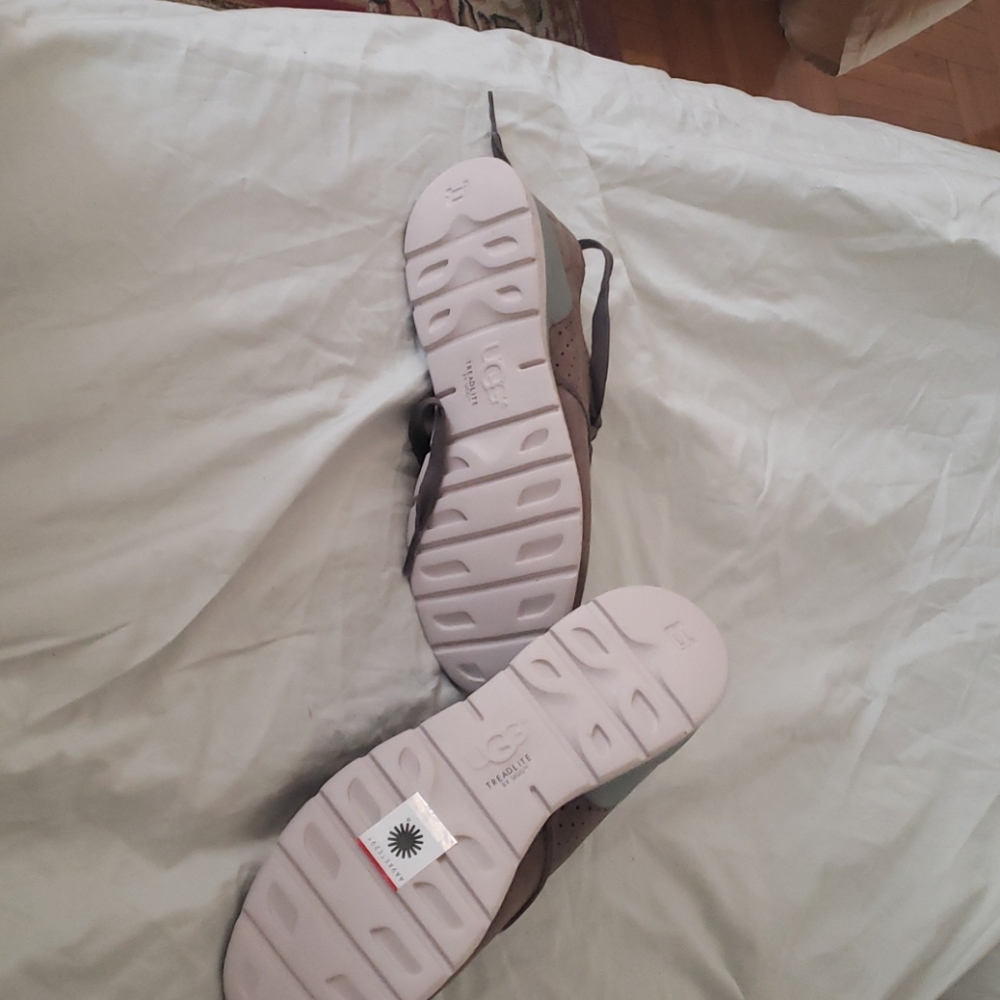 Shoe's - Picture 3 of 5